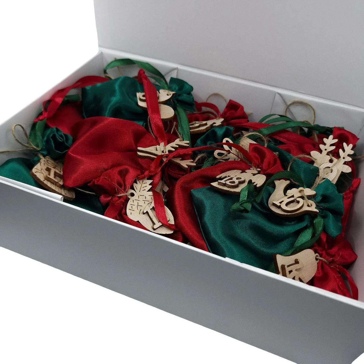 Calendrier de l'Avent ouvert avec ses 24 pochettes en satin pour ranger pierres et bijoux