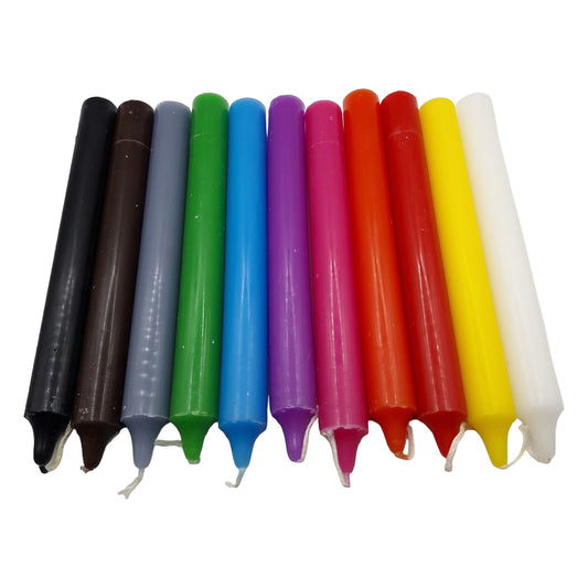 Assortiment de bougies rituelles colorées dans la masse
